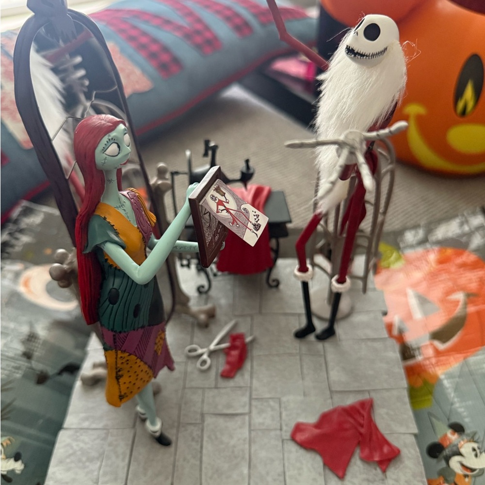 Jack & Sally Light-Up and Sound Figure – The Nightmare Before Christmas